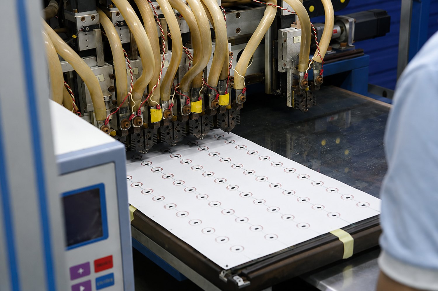 Vibratory bowl feeder aligning chip modules