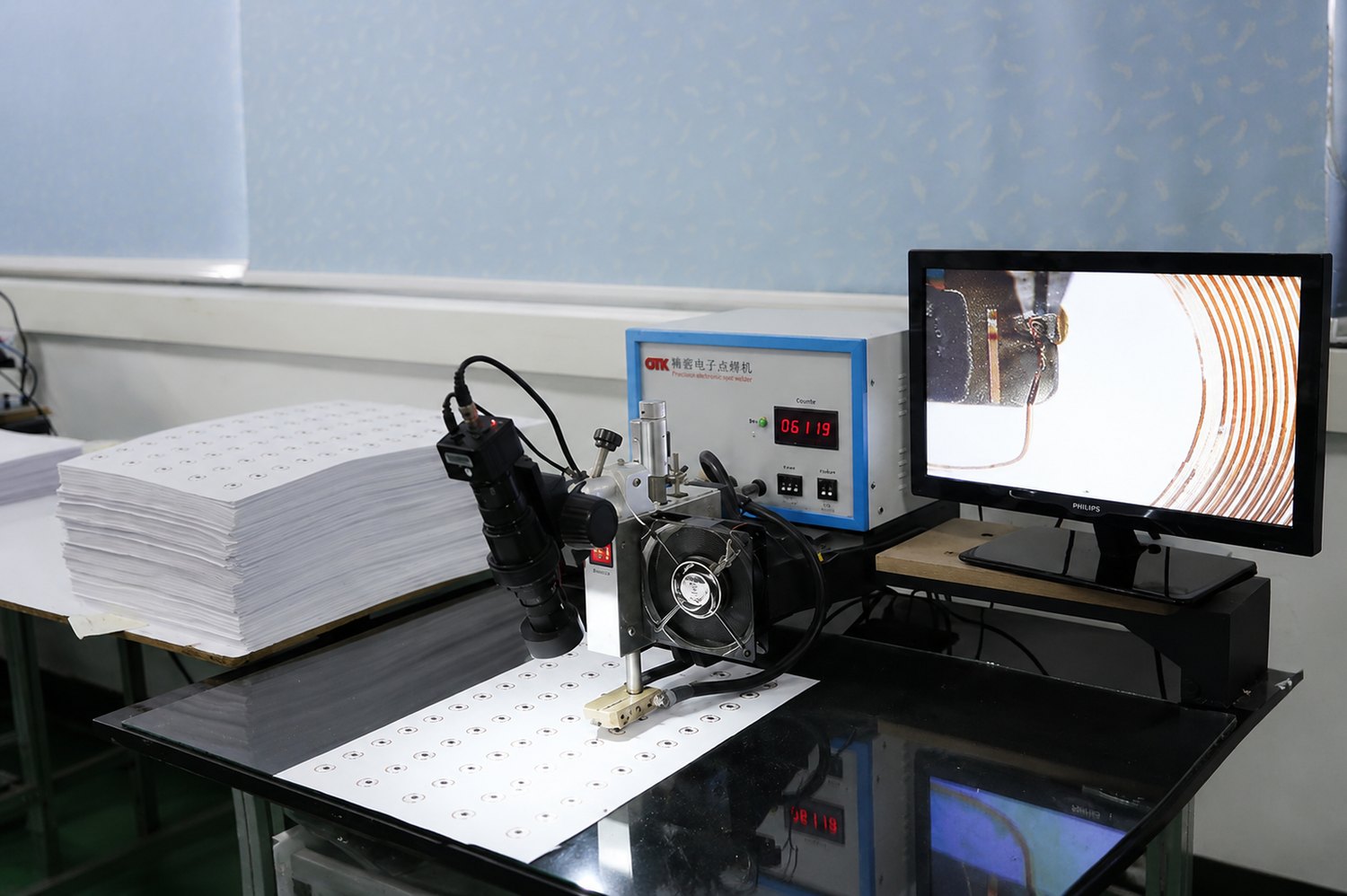 Semi-automatic glue tape machine