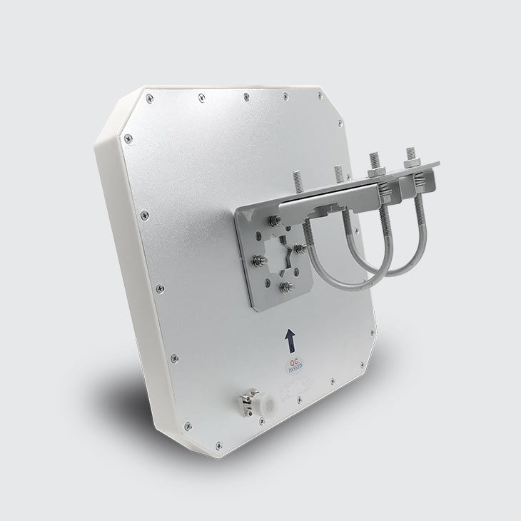 Back of the CedaGlo Ant-RC09-255/255 showing the aluminum plate, the mounting bracket and two U-bolts