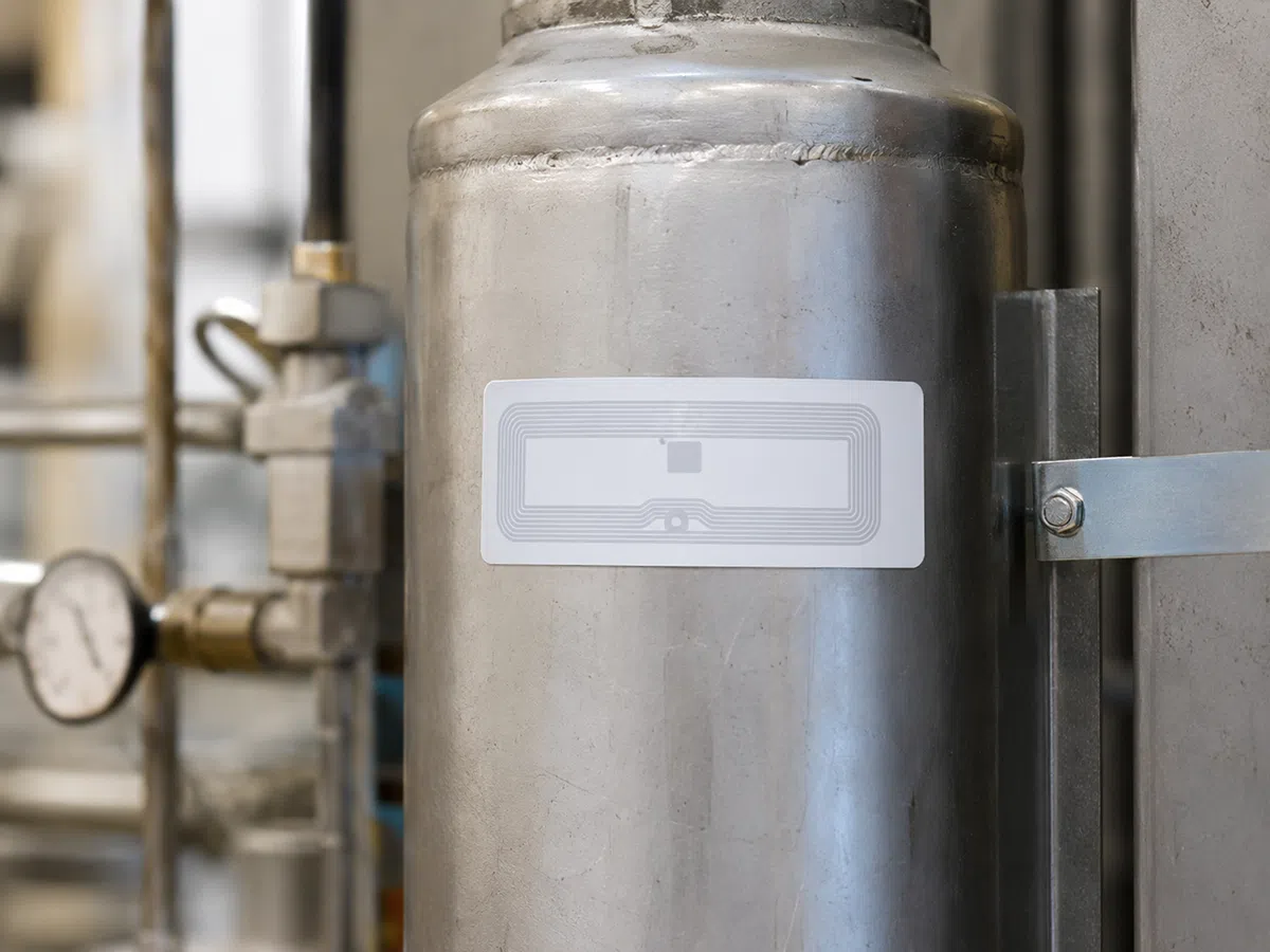 Flexible RFID label for pipe and cylinder identification